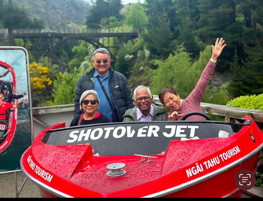 Queenstown: Wanaka & Arrowtown Guided Private Day Tour - Lake Wakatipu turns the drive into part of the tour