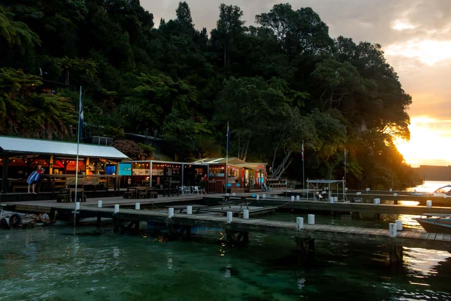 Rotorua: Evening Starlight Gourmet Kayak Tour with dinner - A small glowworm cave with a big atmosphere