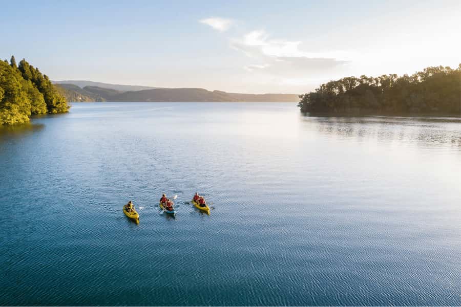 Rotorua: Glow Worm Adventure Kayak - Getting ready for a night on the lake