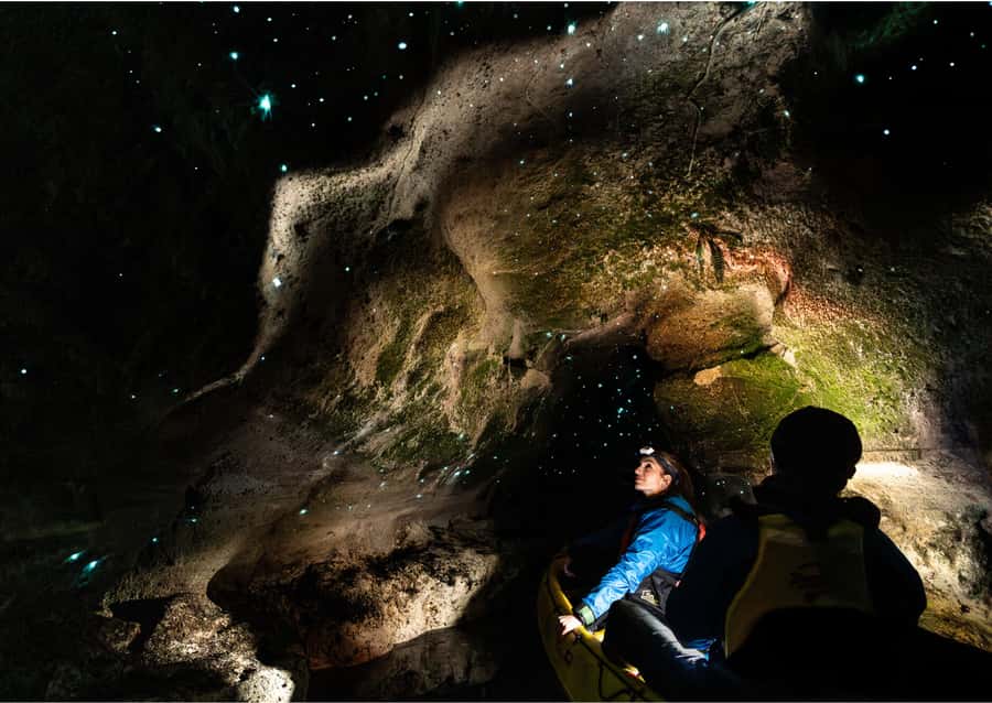 Rotorua: Glow Worm Kayak Tour - The first paddle follows the last light