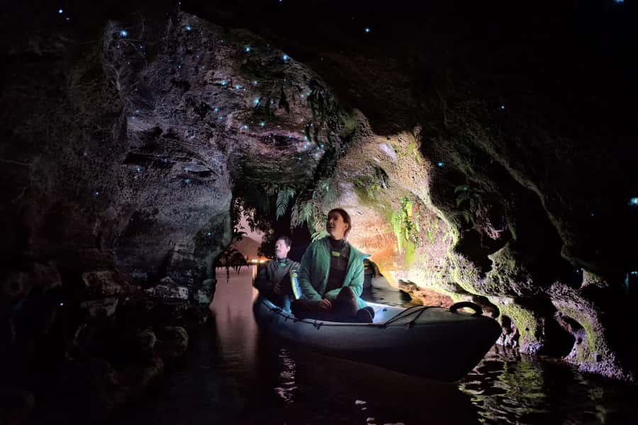 Rotorua: Glow Worm Kayak Tour - A clear briefing for first-time kayakers
