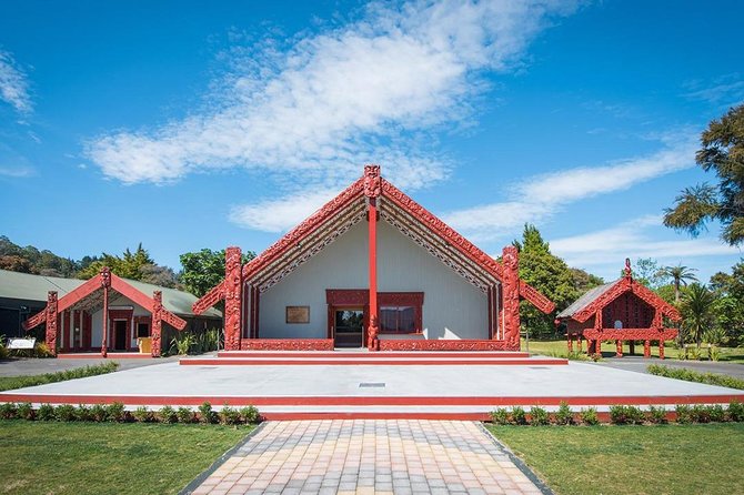 Rotorua Highlights Tour inc. Te Puia Tour, Lunch & Cultural Show - A quick look around Rotorua city
