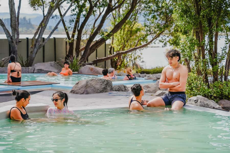 Rotorua: Polynesian Spa Pavilion Hot Pool Bathing (12+ yrs) - Arriving at 1 Hinemoa Street in Rotorua
