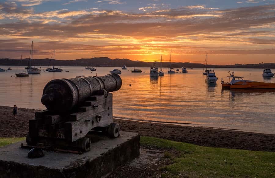 Russell: 1-Hour Sightseeing Tour by Coach & Long Beach - Flagstaff Hill brings the best view