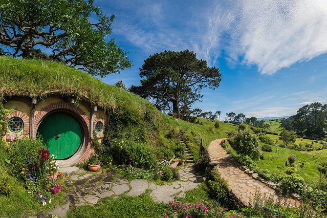 Small-Group Hobbiton Tour from Auckland with Party Marquee Lunch - Meeting the Green Dragon Inn