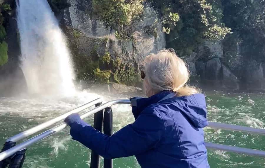 Taupo: Lake Taupo Western Bays Catamaran Tour with Bush Walk - Cruising the rocky Western Bays