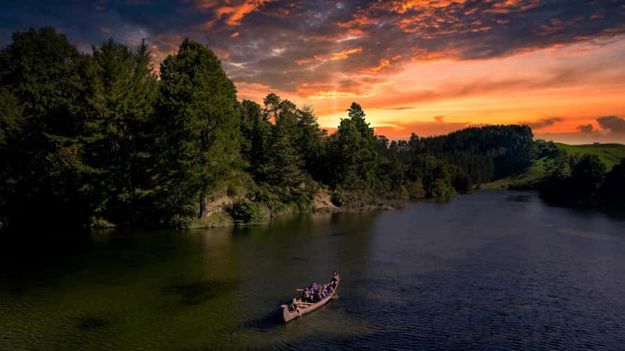 Tauranga: Evening Big Kanu Glowworm Tour - Launching the Big Kanu before sunset