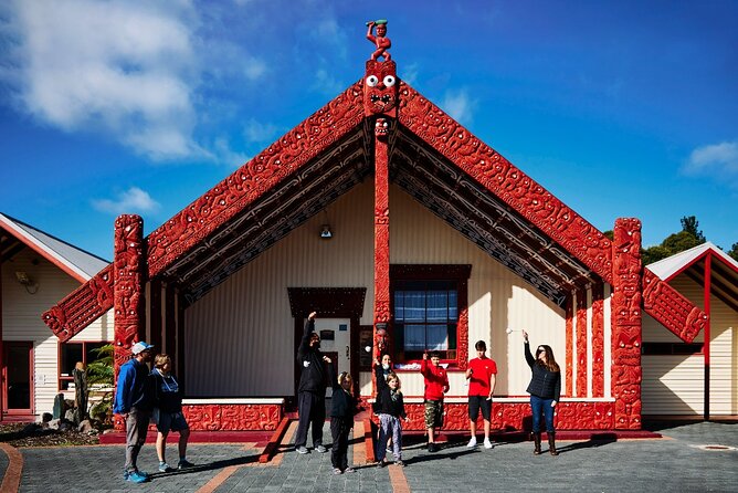 Tauranga Shore Excursion: Rotorua Highlights - Lunch in Rotorua, with time to choose your own meal