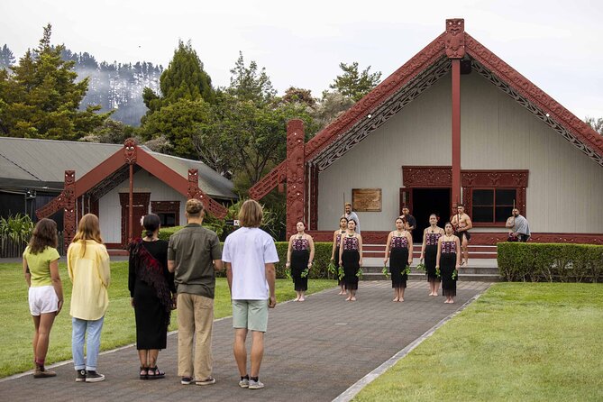 Te Puia: Te Pō Indigenous Evening Experience with Dinner - Group size, pace, and practical comfort