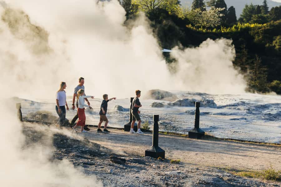 Te Puia: Te Rā Guided Day Tour - Starting at Te Whakarewarewa Geothermal Valley