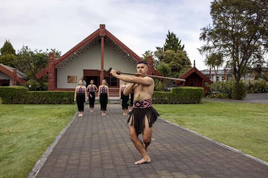 Te Puia: Tuku Iho Trail with Cultural Show - Seeing kiwi birds at the conservation centre