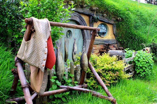 The Hobbiton Movie Set Small-Group Guided Tour from Auckland - Hobbit Holes, bridges, and photo time