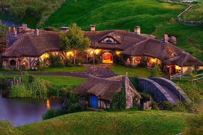 Waitomo Caves & Hobbiton Small Group Tour inc Lunch from Auckland - Lunch and a pause in Otorohanga