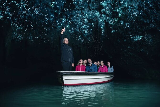 Waitomo Glow Worm Caves - The silent boat ride under the glowworms
