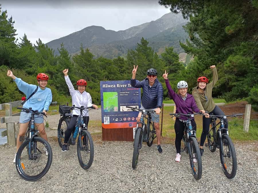 Wānaka And Hāwea: Trail Ride on Bike or E-Bike - Lake Hāwea briefing and bike setup