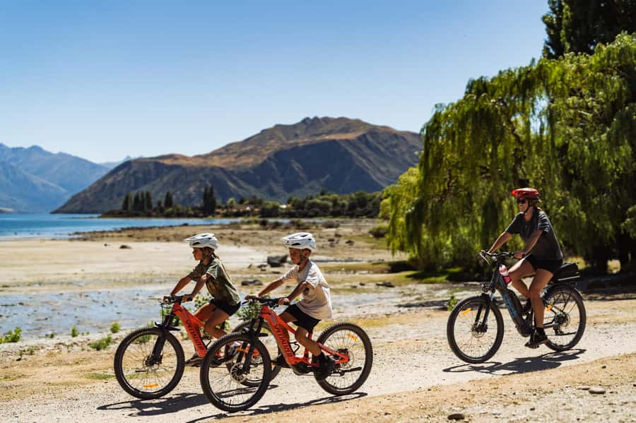 Wānaka: Gladstone Track and Wanaka Trails on Bike or eBike - Getting set up beside Lake Hāwea