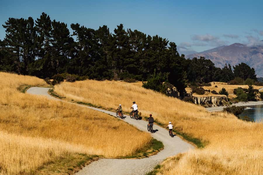 Wānaka: Gladstone Track and Wanaka Trails on Bike or eBike - A well-timed break at Pembroke Patisserie
