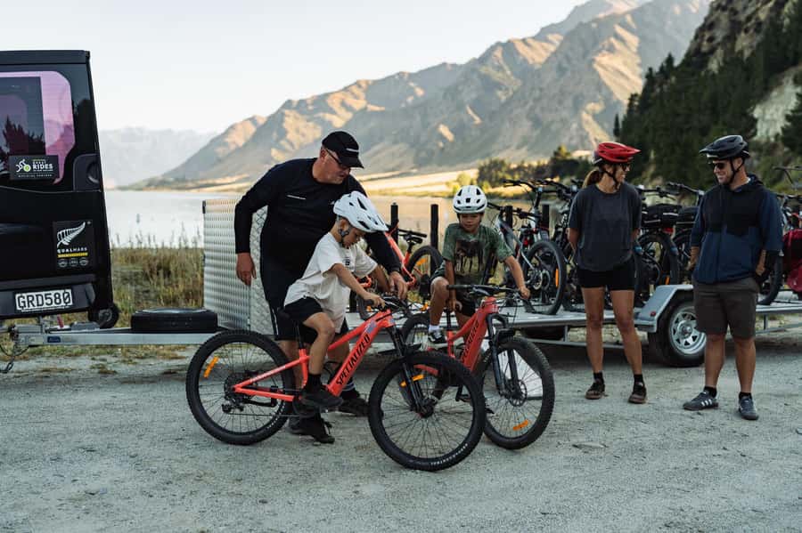 Wānaka: Gladstone Track and Wanaka Trails on Bike or eBike - Leaving Wānaka from Ardmore Street