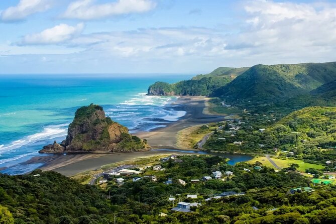 West Coast Discovery Tour - Piha Beach: the dramatic finish